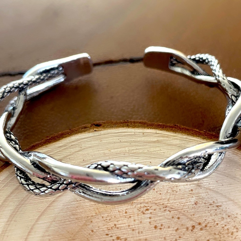 ❤️💯 silver bracelet💯❤️ fashion jewelry. Super cute. Gift wrapping:)